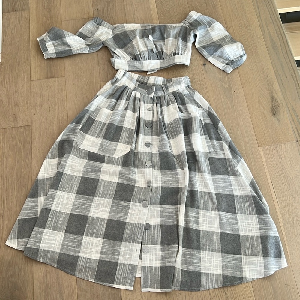 Grey/White linen, cotton and polyester skirt set.